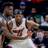 Capela et les Hawks ne sont pas parvenus à freiner Adebayo (à droite) KEYSTONE/EPA/ERIK S. LESSER